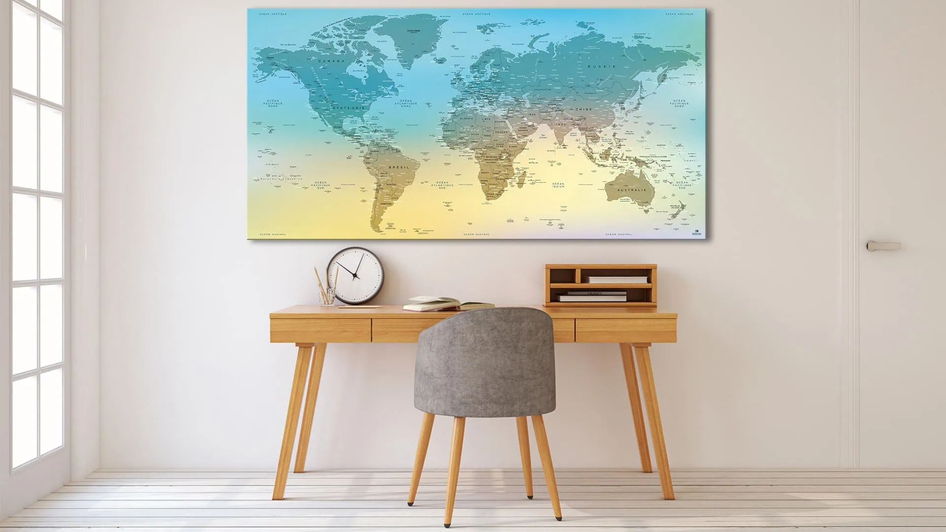 Carte du monde en planisphère avec couleurs dégradées, idéale pour la décoration éducative ou de bureau, intégrée dans un espace minimaliste moderne.
