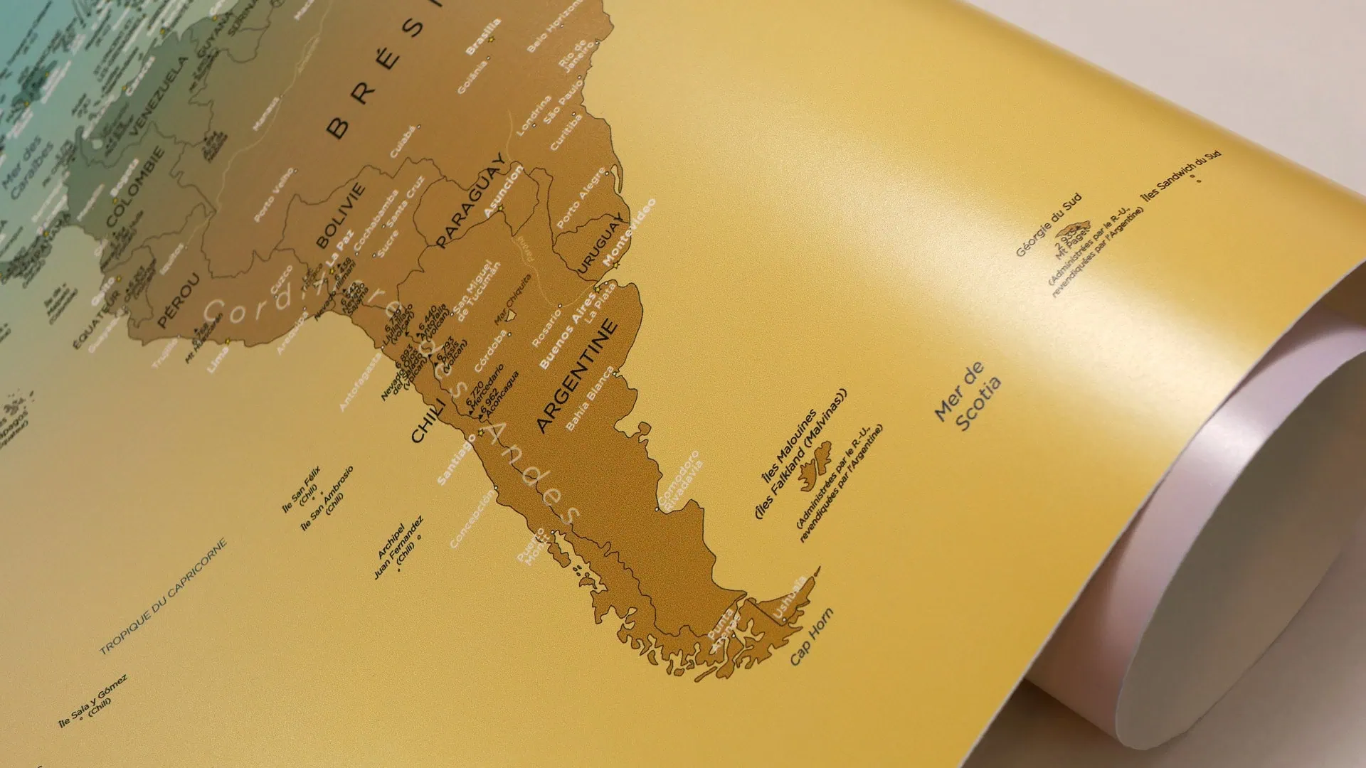 Amérique du Sud avec pays, capitale, et océans, planisphère en couleur marron et jaune, carte du monde illustrée, orientée vers l'Amérique du Sud, détails géographiques précis pour l'étude.